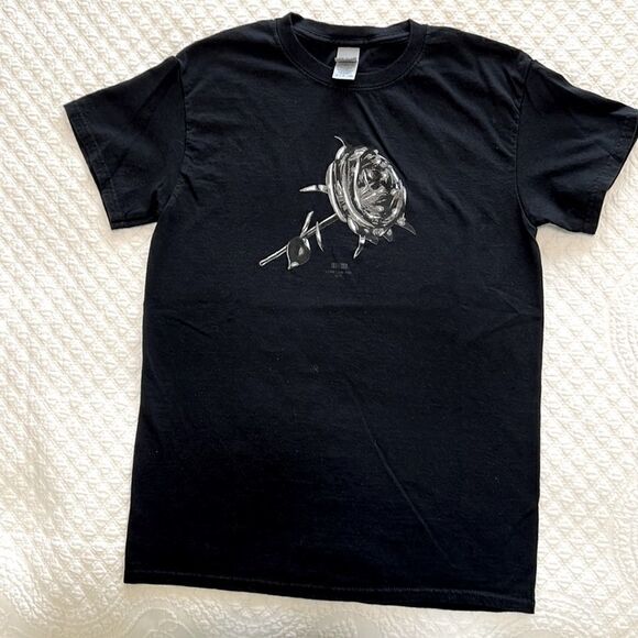 Gildan Heavy Cotton T-Shirt Black w\White Rose. Size S. - Picture 1 of 3